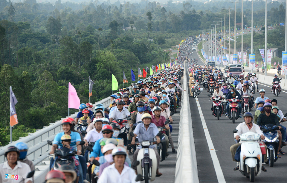 Dòng người ùn ùn lên cây cầu mới ở Đồng Tháp đi thử và chụp ảnh